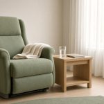 Fauteuil de soins vert sauge dans une chambre d'hôpital de jour lumineuse