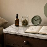 Table de chevet avec flacon ambré et étude : cannabis médical et insomnie