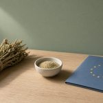 Tiges de chanvre, bol de graines et dossier aux étoiles européennes