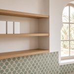 Étagère de pharmacie avec quatre boîtes blanches devant une arche marocaine
